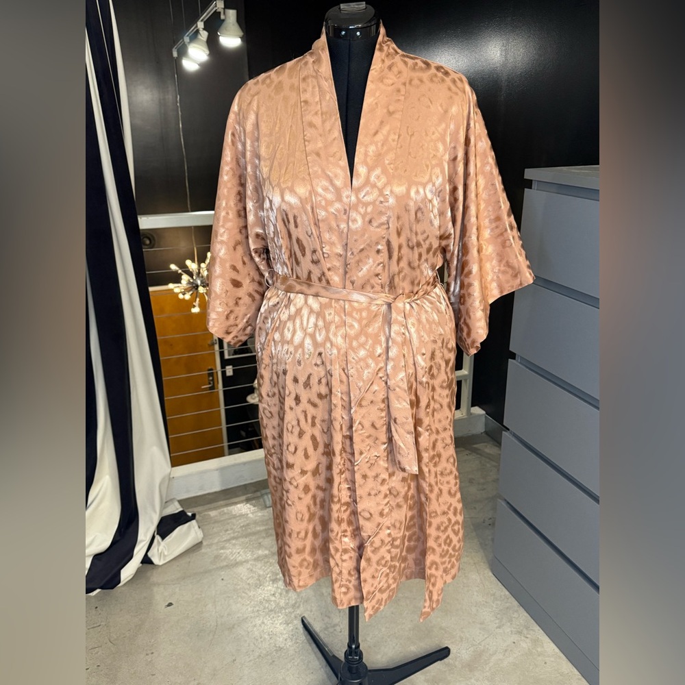 Natori Blush Leopard Print Satin Robe